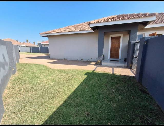 3 BEDROOM TOWNHOUSE FOR SALE IN ARCON PARK
